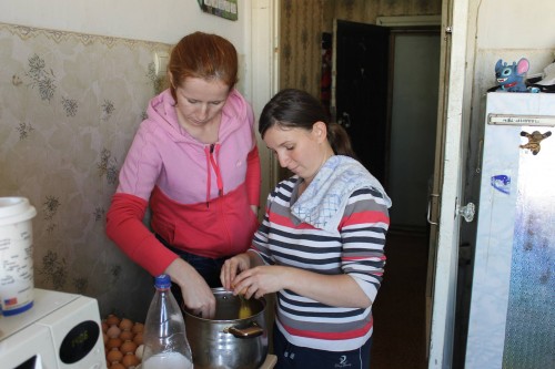 Катя Шубина (центр помощи одиноким мамам) учит Олю заводить тесто