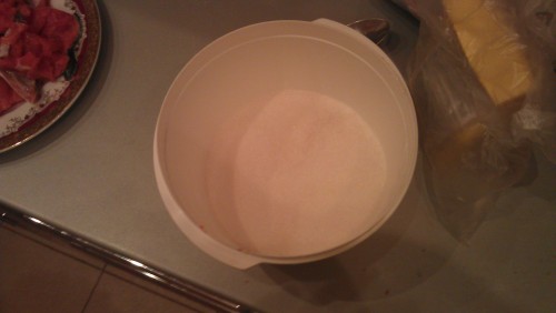 Готовим смесь: 2 пиалы сахара/1 пиалу соли (не крупной), пока емкость не заполнится примерно на 1/3