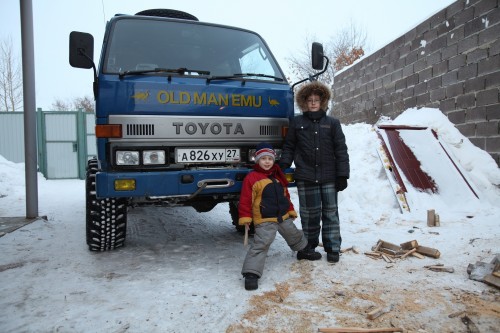 Ткни пальцем в капот.