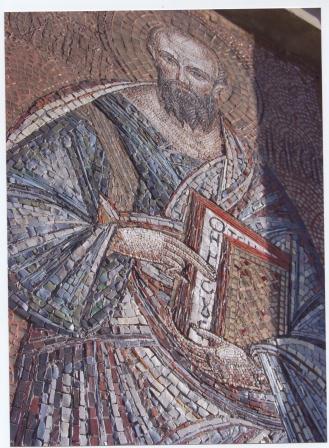 Мозаичные изображения покровителей монастыря апостолов Петра и Павла расположены арках экстерьера храма. экстерьера главного храма.