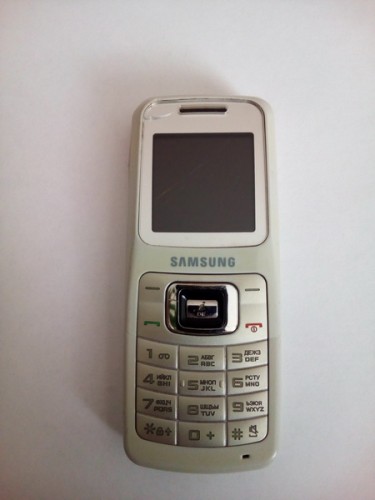 Телефон без аккумулятора с разбитым экраном и корпусом на запчасти.