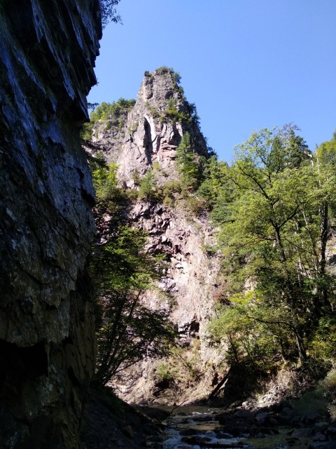 Скала на водопаде