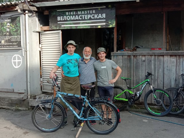 Эти парни из Братска сделали профилактику моему велосипеду так, что до Хбр я доехал без проблем