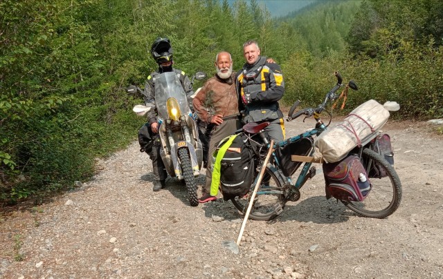 Эти парни на мотоциклах перли из Иркутска на Магадан